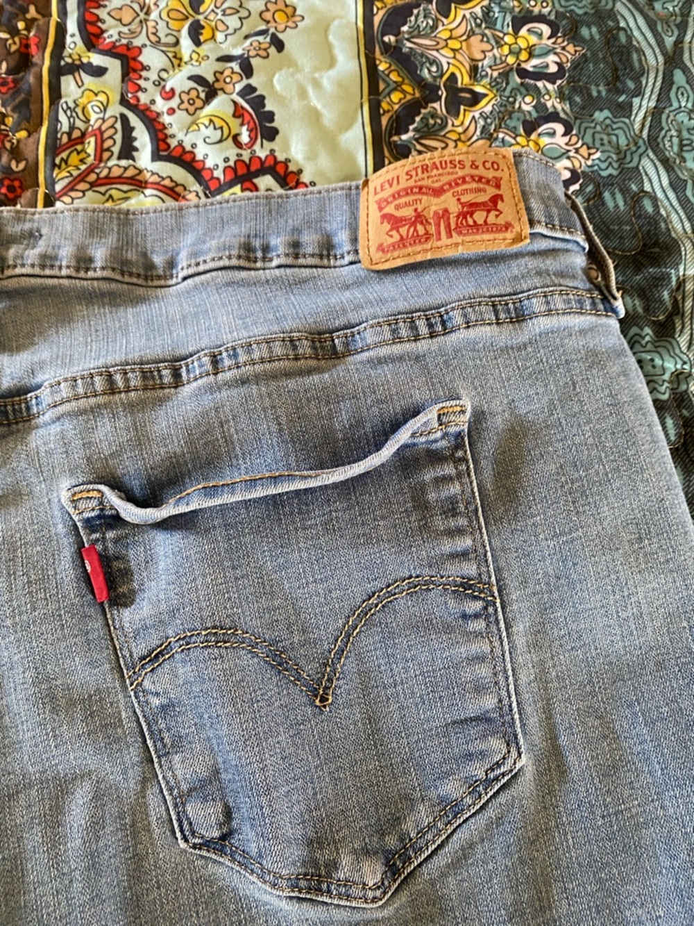 Levi’s classic red tag Women’s Light Blue capris 22W - Picture 5 of 10